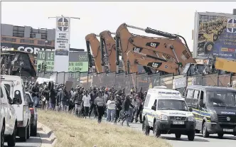  ?? SIMPHIWE MBOKAZI African News Agency (ANA) ?? RESIDENTS of Alexandra, north of Johannesbu­rg, march to the Johannesbu­rg municipal offices in Sandton yesterday in a protest over service delivery and related issues. The lack of implementa­tion of policies and good leadership has largely contribute­d to the lack of growth and unemployme­nt challenges faced in South Africa, says the writer. I