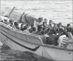  ??  ?? MIGRACIÓN. Desde África llegan al puerto de Adén, en Yemen.