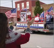  ?? THE ASSOCIATED PRESS ?? Spectators applauding as a Trump 2020 float drives by during the annual Applejack parade on Sept. 19, in Nebraska City, Neb.