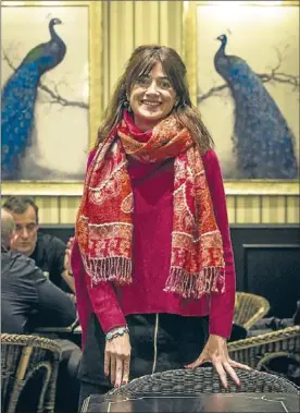  ?? JOAN PUIG ?? La cantautora Maria Rodés, en una cèntrica cafeteria de Barcelona.