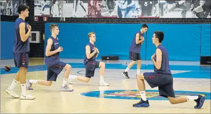  ?? FOTO: BARCELONA ?? Nedim Dedovic, Pol Figueras, Atoumane Diagne, Marc Garcia, Sergi Martínez, Rodions Kurucs, Max Esteban, Luka Samanic, Arnas Velicka y Aleix Font, en la jornada de ayer