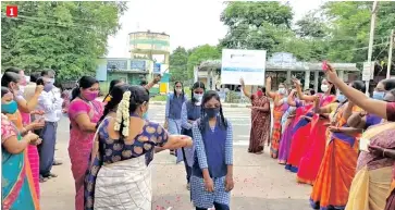  ??  ?? (1) Teachers shower petals as students arrive at a school in Kancheepur­am;