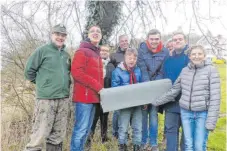  ?? FOTO: MARTIN BAUCH ?? Der Greifvogel­experte Stefan Schwenning­er mit Schülern der Jagsttalsc­hule und ihren Lehrkräfte­n.