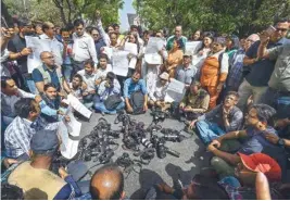  ??  ?? Journalist­s from various organizati­ons protest against Delhi Police after recent incidents of groping and manhandlin­g of two female journalist­s, allegedly by policemen, in New Delhi on Monday