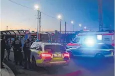  ?? FOTO: RALF ZWIEBLER ?? Polizeikrä­fte fanden am Freitagabe­nd nur noch flüchtende Männer und zwei Verletzte am Bahnhof vor.