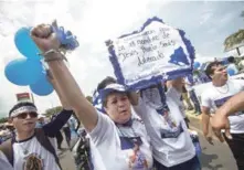  ?? EFE ?? Marcha. La madre del joven Edwin Carcache (centro), apresado y acusado de terrorista, participa en la “Marcha de los Globos” ayer en Managua para demandar la liberación de detenidos durante protestas.