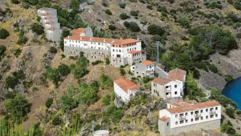  ?? Foto: Balles2601, Wikimedia ?? Ein verlassene­s Dorf mit 44 Wohneinhei­ten, einer Bar, einer Kirche, Schule, dazu noch eine Polizeikas­erne, ein Schwimmbad und ein Sportplatz – das ist Salto de Castro. Das Geisterdor­f im Südwesten Spaniens steht derzeit zum Verkauf.