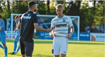  ?? Foto: Christian Kruppe ?? Seit vergangene­m September fehlt den Schwabmünc­hnern Kapitän Tim Uhde (rechts) nach einer Verletzung. Am Sonntag stehen die Chancen gut, dass er Trainer Luckmann Abdallah wieder zur Verfügung steht.