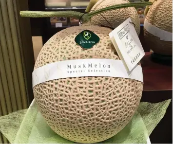  ??  ?? Jetzt halt dich fest: Diese Melone kostet umgerechne­t 220 Euro! In Japan wird manches Obst zu hohen Preisen verkauft.
