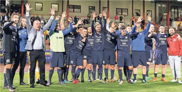  ?? FOTOS: MICHA KORB (2), JÖRG SCHIMMEL ?? Die Spieler des FSV Duisburg ließen sich nach der knappen Niederlage im Stadion Niederrhei­n feiern.