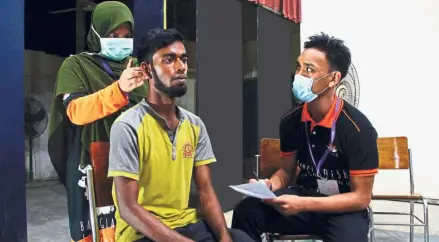  ??  ?? BRACE 2018 participan­ts carry out a medical check-up on one of the villagers.