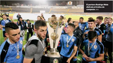  ??  ?? El portero Rodrigo Mele disfruta el trofeo de campeón.