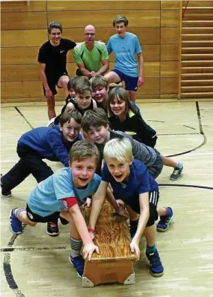  ??  ?? Frieder Aurich (grünes Shirt) trainiert die Jugendgrup­pe des Radfahrver­eins  „Die Löwen“Weimar. Foto: Johanna Braun