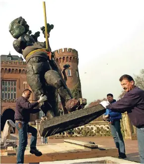  ?? ARCHIVFOTO: GOTTFRIED EVERS ?? Monumental­e Plastiken von Markus Lüpertz finden oder fanden sich in einigen Städten. So wurde vor Schloss Moyland bei Bedburg-Hau im Kreis Kleve seine bronzene „Daphne“aufgestell­t. In Monheim soll es statt der Bergnymphe die Gänseliese­l sein.