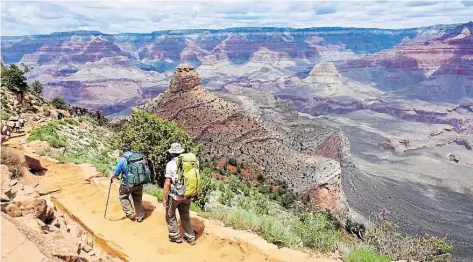  ?? DPA-BILD: DUFAULT ?? Das Panorama stimmt: Wanderer unterwegs auf dem South Kaibab Trail im Grand Canyon
