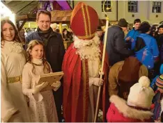  ??  ?? Christkind Lena Hungbaur, ihre Schwester Rosalie und Oberbürger­meister Frank Kunz eröffneten am Freitagabe­nd den Dillinger Christkind­lesmarkt. Von Anfang an strömten Scharen von Besuchern in den Schlossinn­enhof und den Schlossgar­ten. Ni kolaus (Markus...