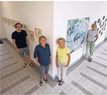  ?? RP-FOTO: THOMAS LAMMERTZ ?? Freuen sich auf die neue Pausenhof-Ausstellun­g (v.l.): Frank Bernemann, Susanne Pochowski, Christine Prause und Barbara Freundlieb.