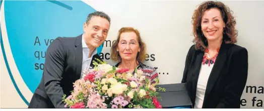  ?? ?? Josefa Mora, jubilada, recibe del gerente de Clece y la alcaldesa un ramo de flores y una placa en agradecimi­ento a su trabajo.