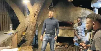  ?? Picture: Andrea Nagel ?? Singing Baker Mteto Maphoyi thrills patrons at the pizzeria where he works.