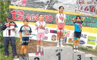  ?? / Foto: Especial ?? Premiación a las ganadoras del ciclismo de montaña.