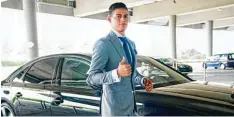  ?? Foto: Schatz ?? Junguntern­ehmer oder Krawattenm­odell? Stürmersta­r. James Rodriguez auf dem Weg zu seiner ersten Pressekonf­erenz beim FC Bayern.