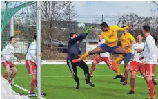  ?? SZ- FOTO: MAS ?? Verbandsli­gist SSV Ehingen- Süd kam im Testspiel gegen den Landesligi­sten Buch über ein 3: 3 nicht hinaus – einen Treffer für Süd erzielte Aaron Akhabue ( hier beim Kopfball).