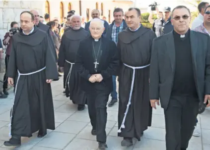  ??  ?? Hoser u pratnji provincija­la fra Šteke i fra Marinka Šakote izlazi iz crkve sv. Jakova u Međugorju