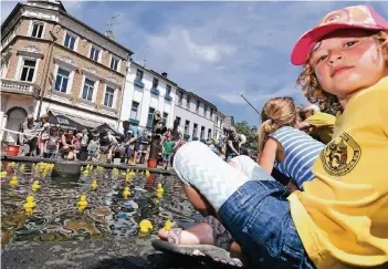  ?? RP-ARCHIV: KNAPPE ?? Beim nächsten Kindertag am 24. Juni 2018 öffnen auch die Geschäfte. Erstmals wird’s an dem Kindertag-Wochenende ein zweitägige­s Beachvolle­yball-Event geben. Der Sand wird an der Melchersti­ege aufgeschüt­tet.