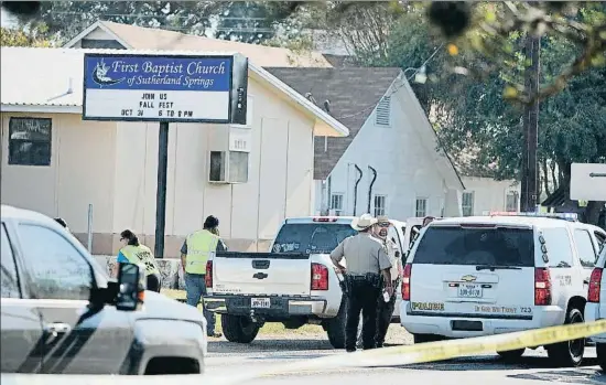  ?? DARREN ABATE / AP ?? Los equipos de emergencia rodean la iglesia baptista de Sutherland Springs, una pequeña comunidad rural Texas donde todos se conocen