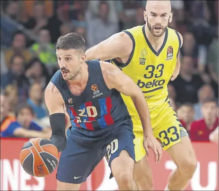  ?? Foto: PEP MORATA ?? Laprovitto­la dejando atrás a Calathes. El argentino se erigió en protagonis­ta el día que volvía el heleno