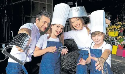  ??  ?? Los cuatro del buen humor. Rodrigo y Chantal generaron buena química con los mini chefs Araceli y Tomás.
