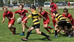  ?? (Photos Ly. F.) ?? Quatre cents jeunes se sont retrouvés sur le terrain du quartier Pin-Rolland à l’occasion du tournoi créé en hommage à Marcel Bodredo.