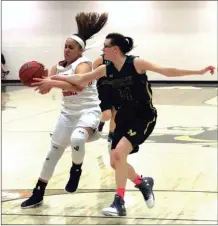  ?? LARRY GREESON / For the Calhoun Times ?? Sonoravill­e’s Maliyah Parks (left) drives the lane as North Murray’s Sarah Plemons defends in the first half.