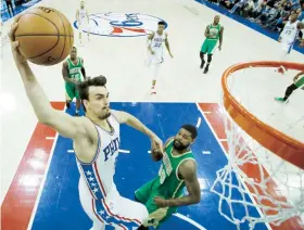  ??  ?? Dario Saric, de los 76ers de Filadelfia, se apresta a donquear el balón ante Amir Johnson, de los Celtics de Boston.
