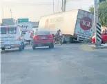  ?? FOTO: CORTESÍA ?? El tráiler cayó en una zanja.