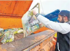  ?? FOTO: BARBARA BRAIG ?? Mit Schwung in den Container: Recyclingm­üll wird nur in Gelben Säcken entsorgt. Doch derzeit gibt es in Laupheim keine. Wohl dem, der noch einen Vorrat zu Hause hat.