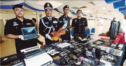  ??  ?? Assistant Commission­er Shafien Mamat
showing the seized items