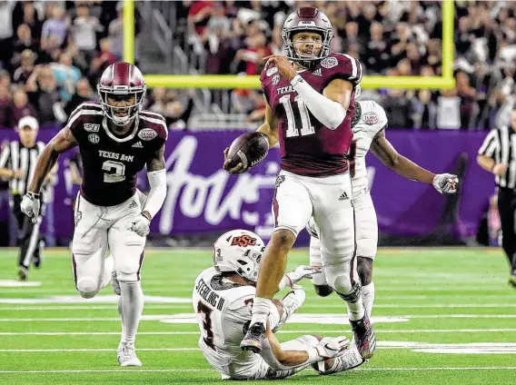  ?? Jon Shapley / Staff photograph­er ?? A&M quarterbac­k Kellen Mond gets past Oklahoma State safety Tre Sterling on his way to a 67-yard fourth-quarter score that put the Aggies ahead to stay.