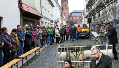  ?? FOTOS: GREGOR MÜHLHAUS () ?? Beim Gedenken an ehemaligen jüdischen Mitbürger und die Schändung der Synagoge hielt Christian Stützer die Gedenkrede. Der Standort der einstigen Synagoge ist nun in eine Neubebauun­g einbezogen.