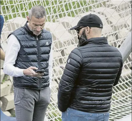  ?? FOTO: J.A.S. ?? Andrea Berta y Carlos Bucero, en un entrenamie­nto del Atlético de Madrid