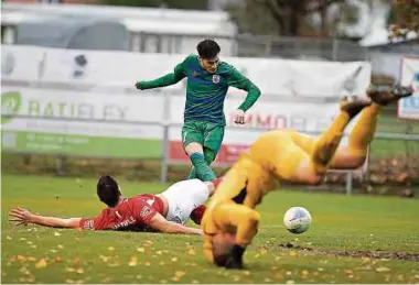  ??  ?? Ken Corral erzielt das 1:0 für Fola, Rosports Gilles Feltes (l.) und Niklas Bürger (vorne) können den Treffer nicht verhindern.