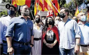  ?? A. Pérez Meca / Europa Press ?? l2 2) El líder de Vox, Santiago Abascal, con varios dirigentes del partido, como Rocío Monasterio, Macarena Olona o Iván Espinosa de los Monteros.