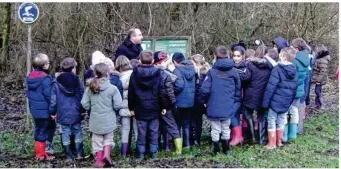  ??  ?? Les CE1-CE2 de Villiers-sur-Morin à la Frayère du marais, le 1er février dernier, avec Michaël Bruhais, animateur de la fédération de pêche 77.