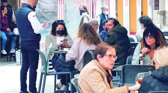  ?? EFE ?? Varias personas en una terraza de Murcia, tras la relajación de las medidas contra la pandemia aplicadas desde ayer