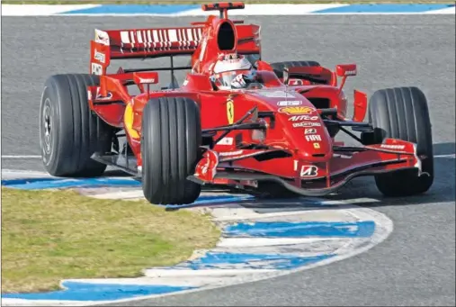  ??  ?? Kimi Raikkonen durante una sesión de entrenamie­ntos de pretempora­da en Jerez, en 2007, cuando acababa de proclamars­e campeón de F1.