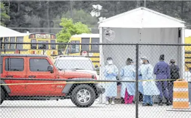  ?? Steve Gonzales / Staff photograph­er ?? Medical personnel at a COVID-19 testing site direct pre-authorized first responders and health care workers to stations Saturday in Baytown. The site had tested only a dozen people by 4 p.m. Saturday.