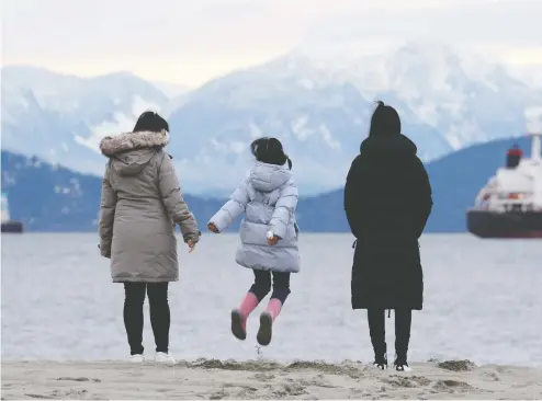  ?? JENNIFER GAUTHIER / REUTERS ?? Maria Law, who emigrated from Hong Kong with her family, looks at the mountains with her daughters from Jericho Beach in Vancouver. Like
many Hongkonger­s, Law emigrated to Canada as a child, returned to Hong Kong to work, and has had to flee Hong Kong again.