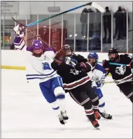  ?? David Stewart / Hearst Connecticu­t Media ?? Darien’s Asa Beach, left, and New Canaan’s Sam Ives mix it up during the FCIAC boys ice hockey semifinals at the Darien Ice House on Thursday.