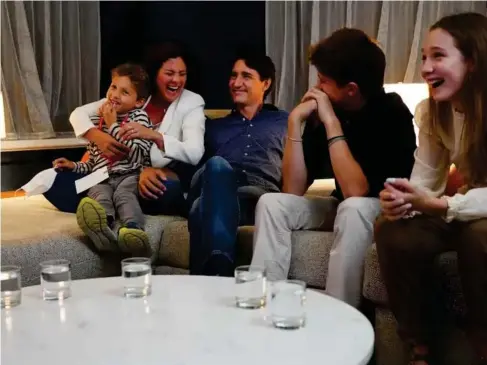  ?? (AFP/Getty) ?? Justin Trudeau and his fami l y watch the e l ection resu l ts in Montrea l