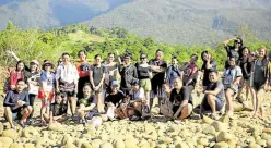  ?? ?? Volunteers at Dalipi River in Magdiwang, Romblon